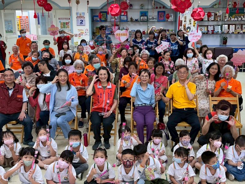 萬里托老中心歡慶母親節